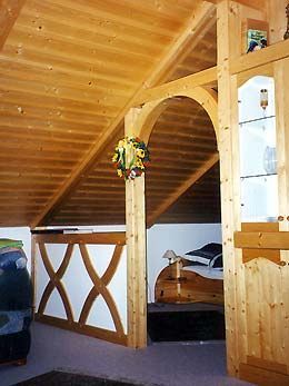 Holztür und Holzdecke