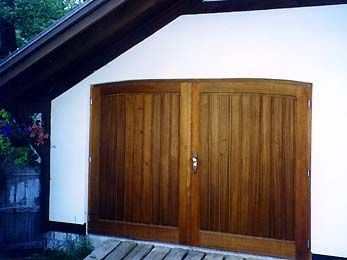 große Holztür