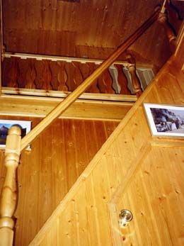 große Holztreppe