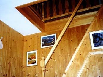 Bilder an einer Holztreppe