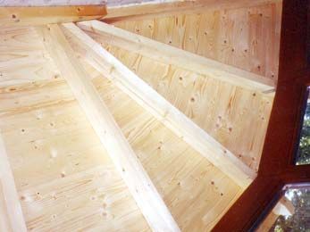 Bilder an einer Holztreppe