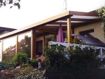 Blick auf ein Haus mit Wintergarten