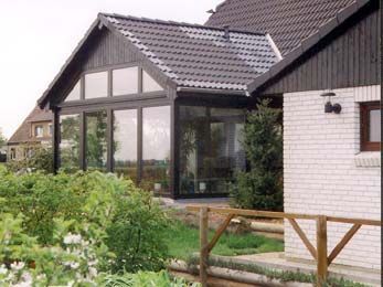 großer Wintergarten mit dunklem Dach