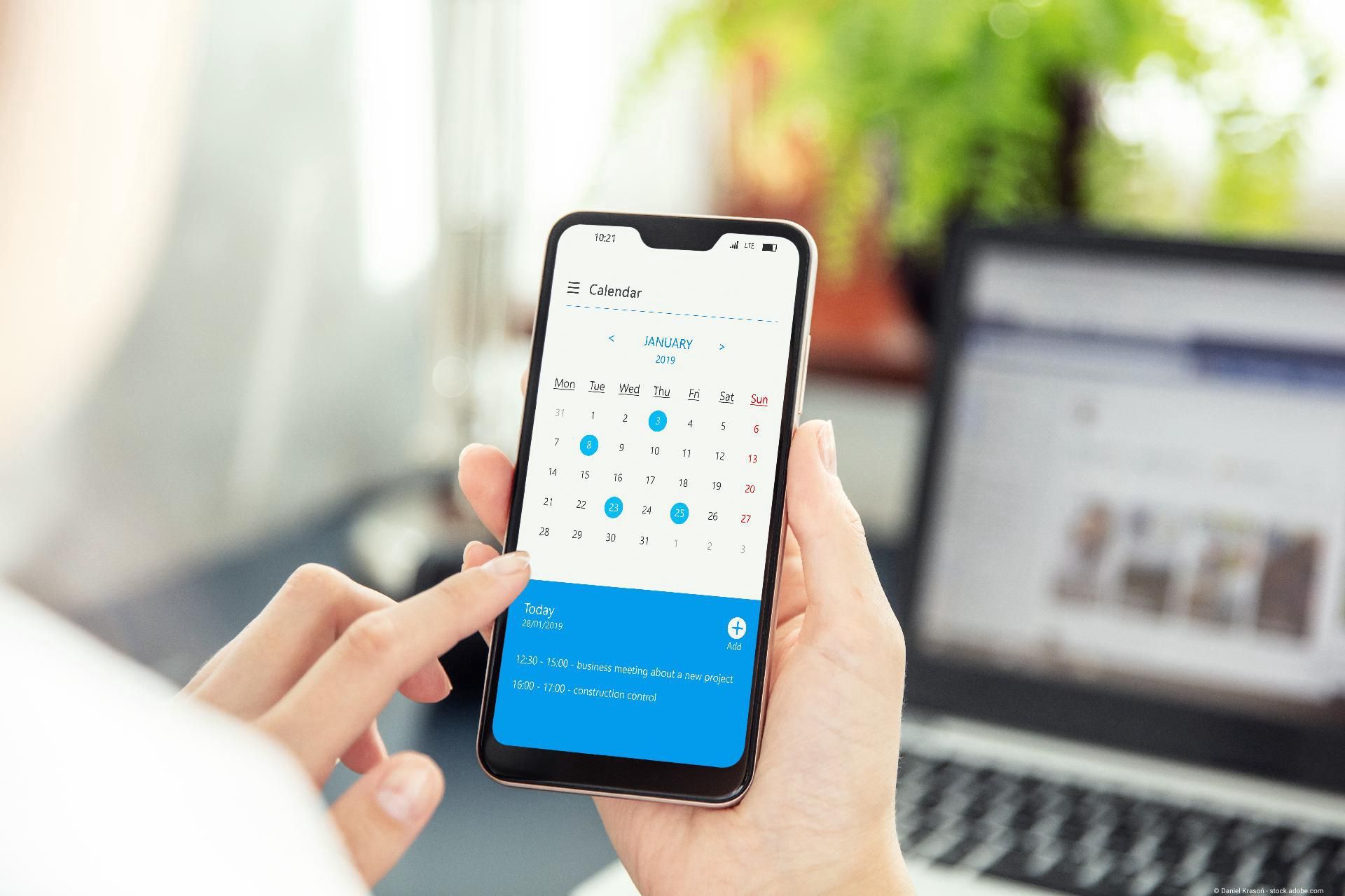 Mann bucht über sein Smartphone mit einem Terminbuchungstool einen Termin