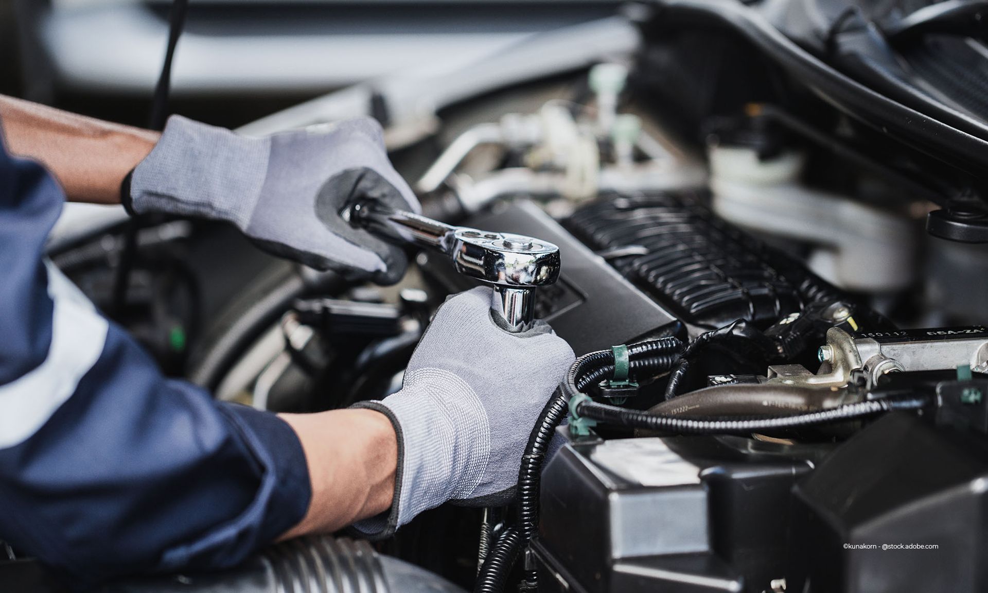 Schrauben an einer geöffneten Motorhaube