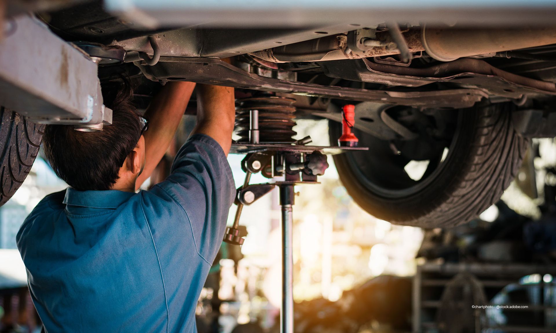 Schrauben unter einem Auto