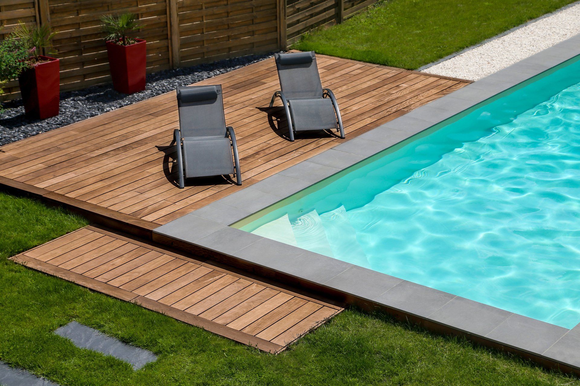 Piscine et transats