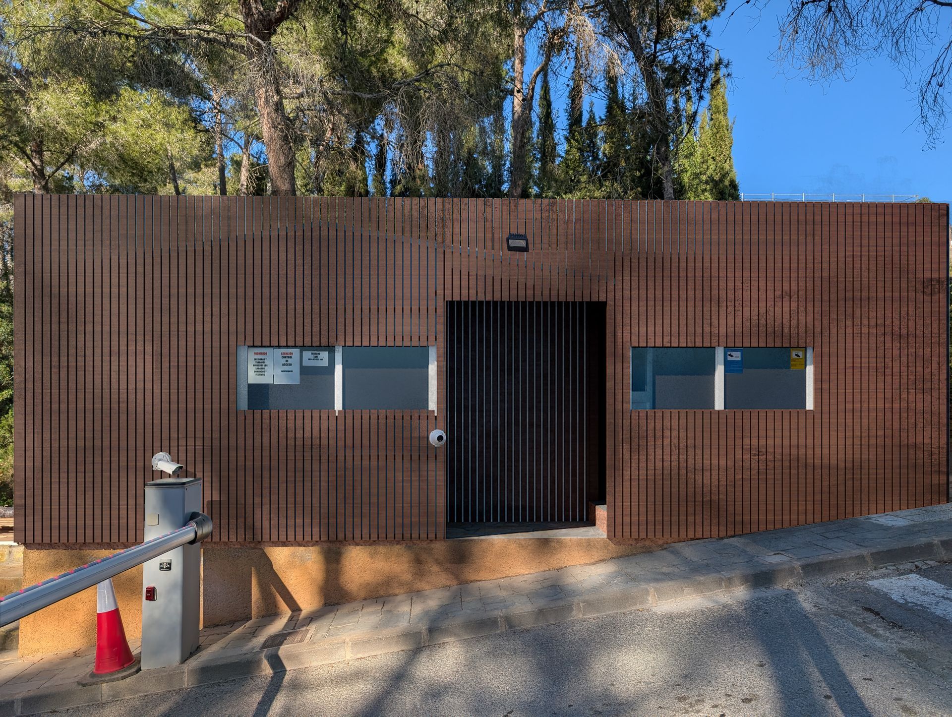 Forrado de madera en garita con entorno boscoso.