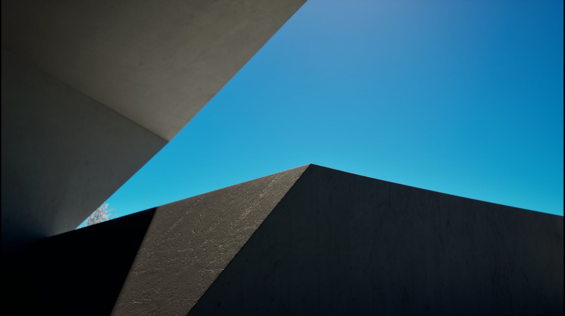 Un edificio con un cielo azul al fondo