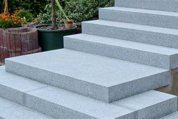 Boden und Treppe aus Naturstein