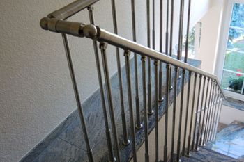 Boden und Treppen aus Naturstein