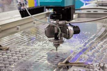 Wasserstrahlschneiden von Naturstein