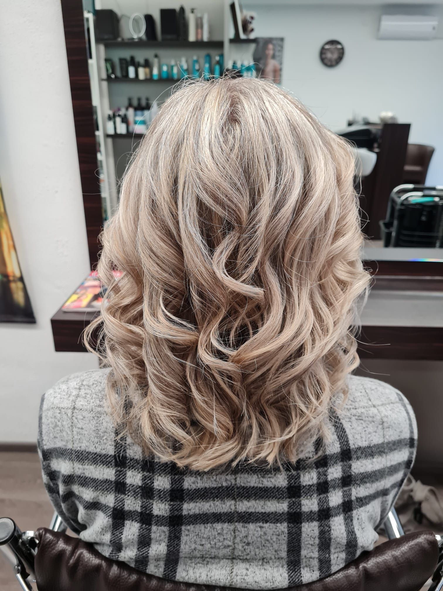 Foto einer Frisur bei uns. Die Farbtöne verleihen dem Haar eine natürliche Dimension und unterstreichen die handwerkliche Kunst der Haargalerie Heilbronn.