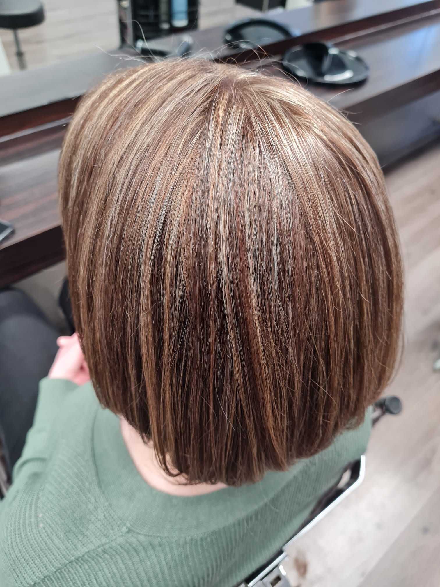 Foto einer Frisur bei uns. Die Farbtöne verleihen dem Haar eine natürliche Dimension und unterstreichen die handwerkliche Kunst der Haargalerie Heilbronn.