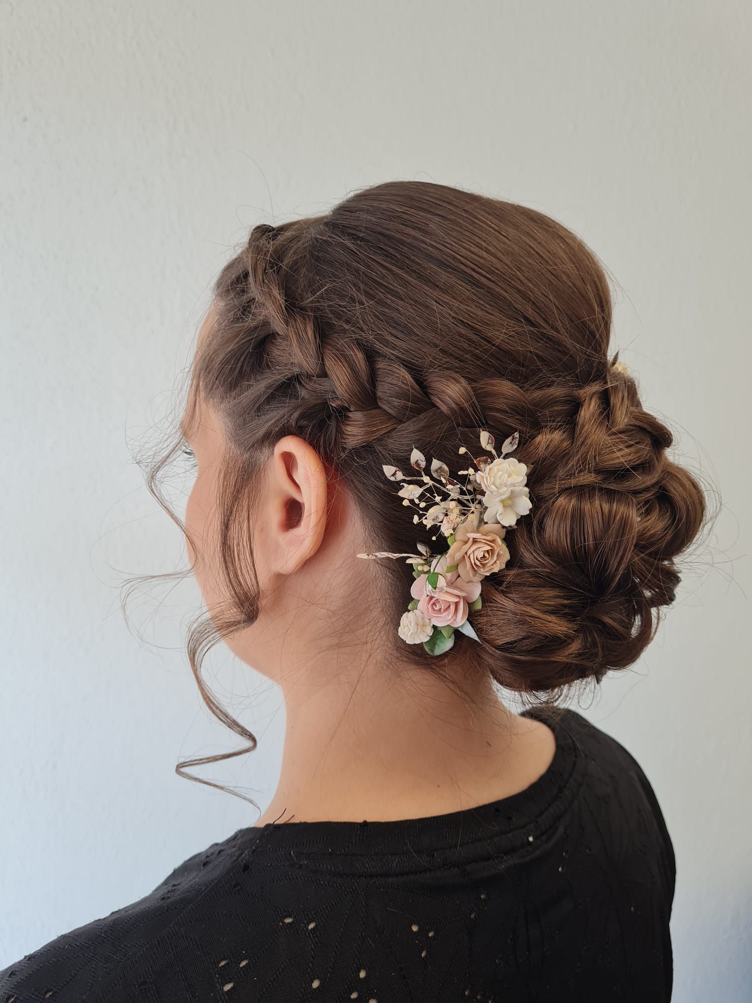 Foto einer Frisur bei uns. Die Farbtöne verleihen dem Haar eine natürliche Dimension und unterstreichen die handwerkliche Kunst der Haargalerie Heilbronn.