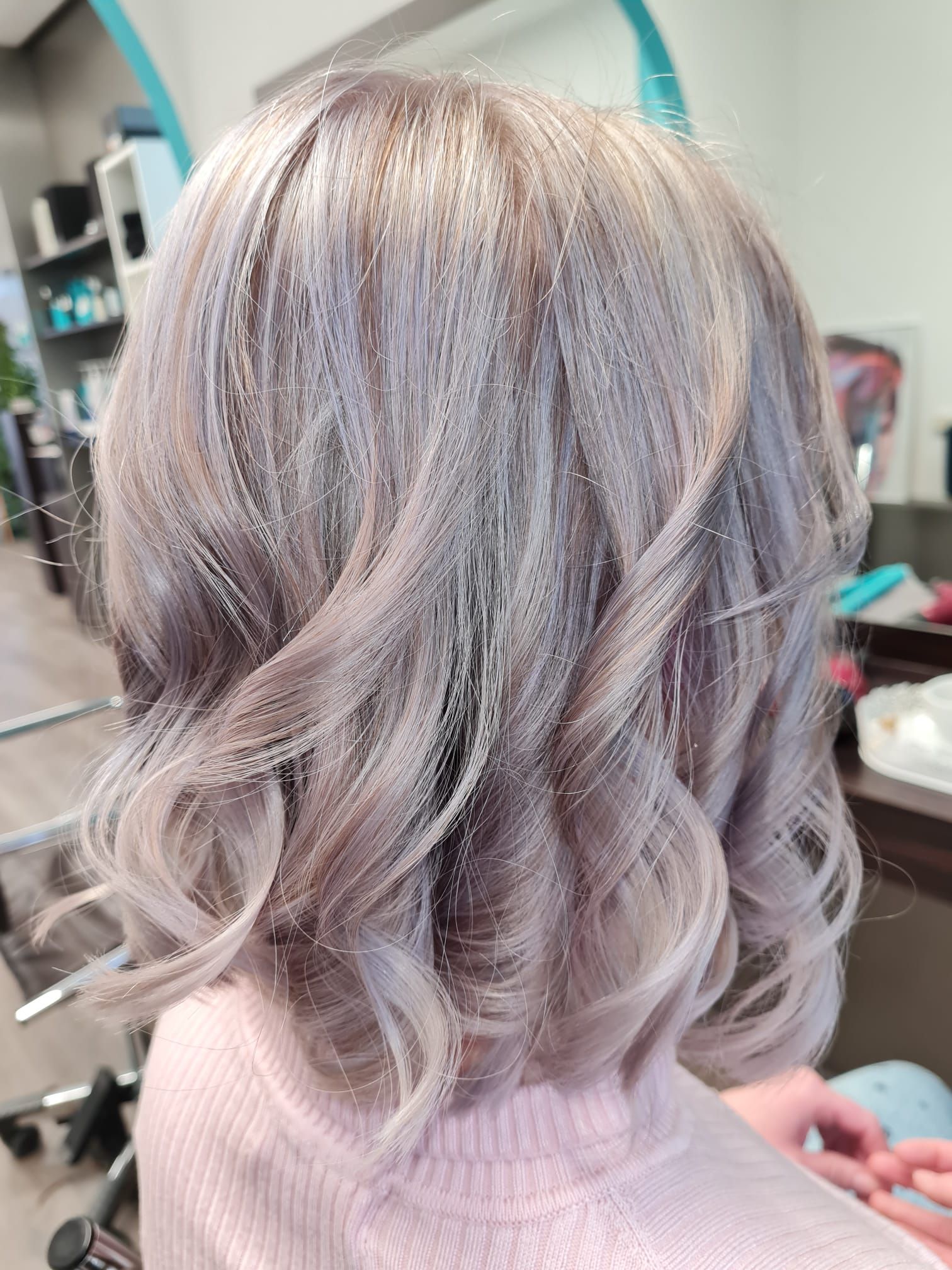 Foto einer Frisur bei uns. Die Farbtöne verleihen dem Haar eine natürliche Dimension und unterstreichen die handwerkliche Kunst der Haargalerie Heilbronn.