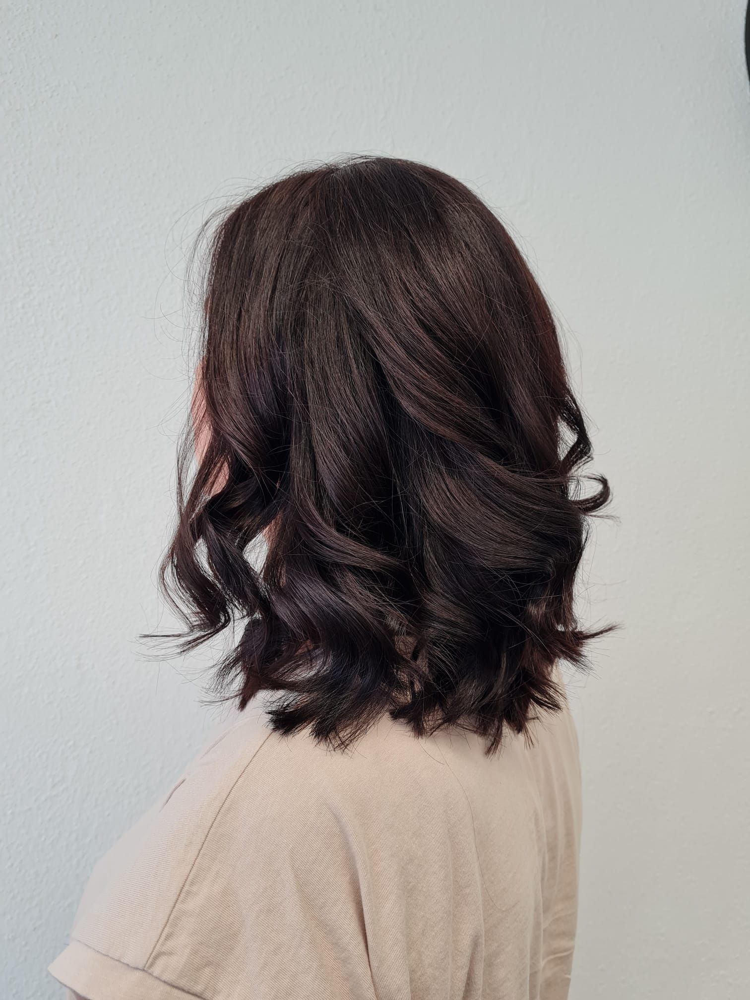 Foto einer Frisur bei uns. Die Farbtöne verleihen dem Haar eine natürliche Dimension und unterstreichen die handwerkliche Kunst der Haargalerie Heilbronn.