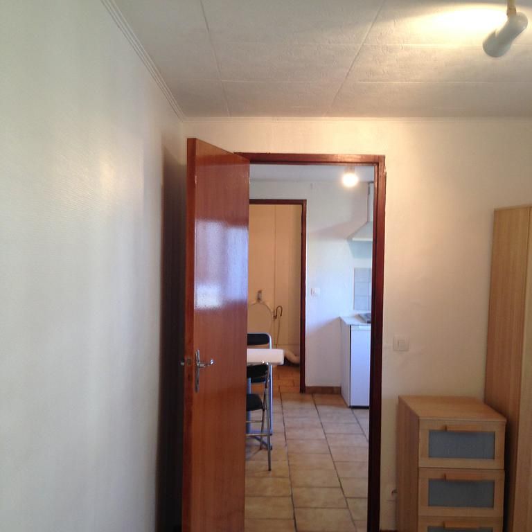Porte et chambre d'un appartement