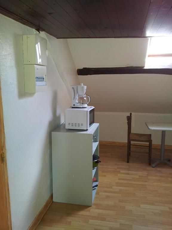 Intérieur d’un gîte avec micro-ondes