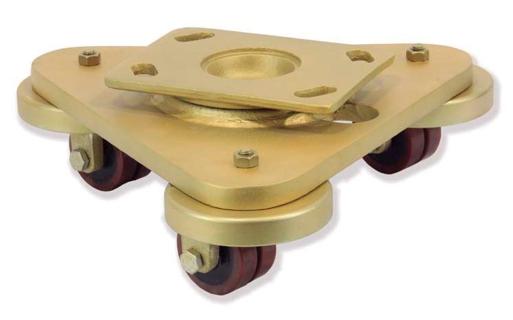 Un objeto de latón con cuatro ruedas sobre un fondo blanco.