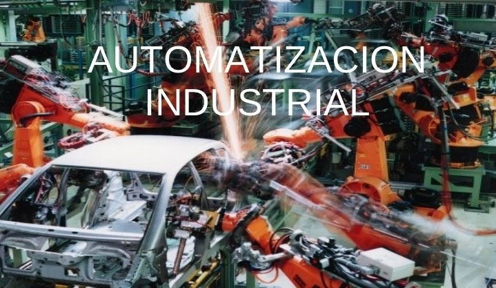 Una fila de robots están trabajando en un automóvil en una fábrica.