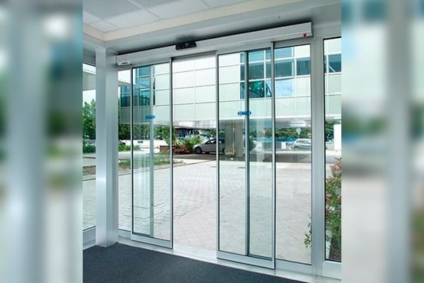 Una puerta corrediza de vidrio en una habitación con un edificio al fondo.