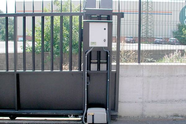 Una puerta corrediza con un motor conectado a ella