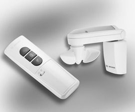 Un control remoto y un anemómetro están sobre una mesa.