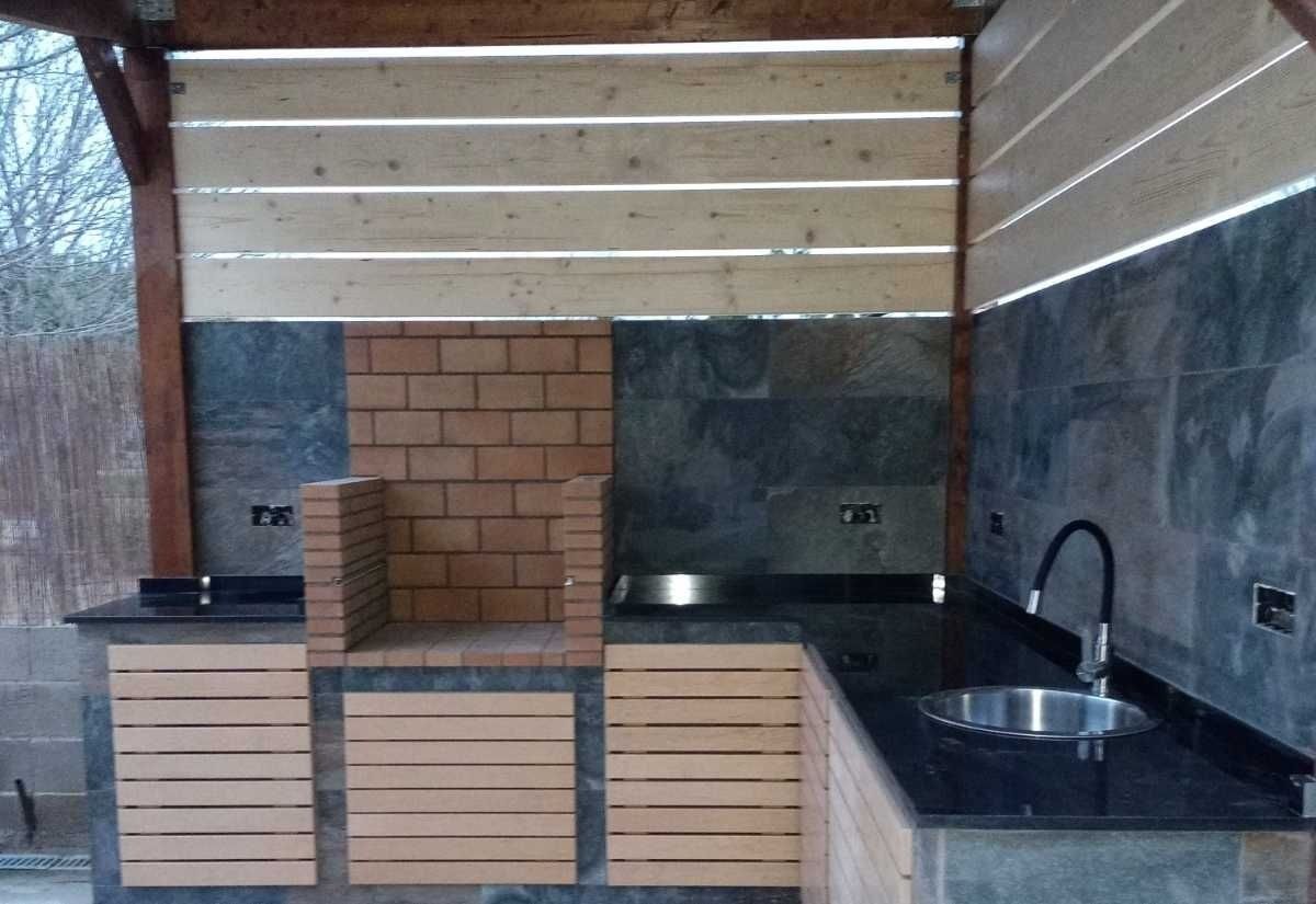 Una cocina con horno de ladrillo y fregadero