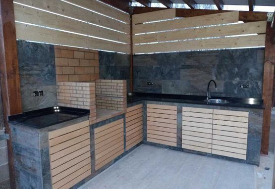 Una cocina con gabinetes de madera y un fregadero.