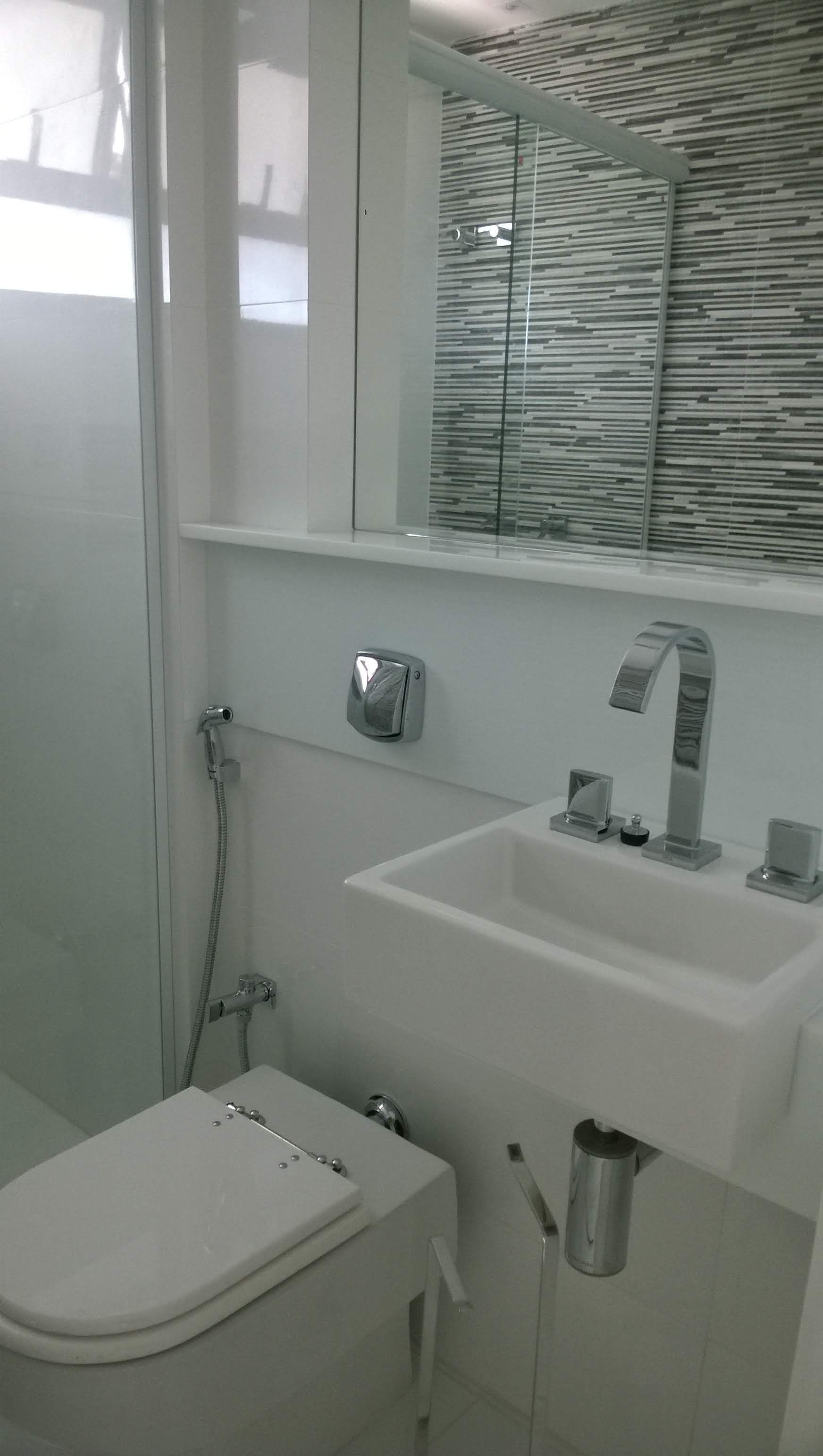 Un baño con inodoro, lavabo y ducha.