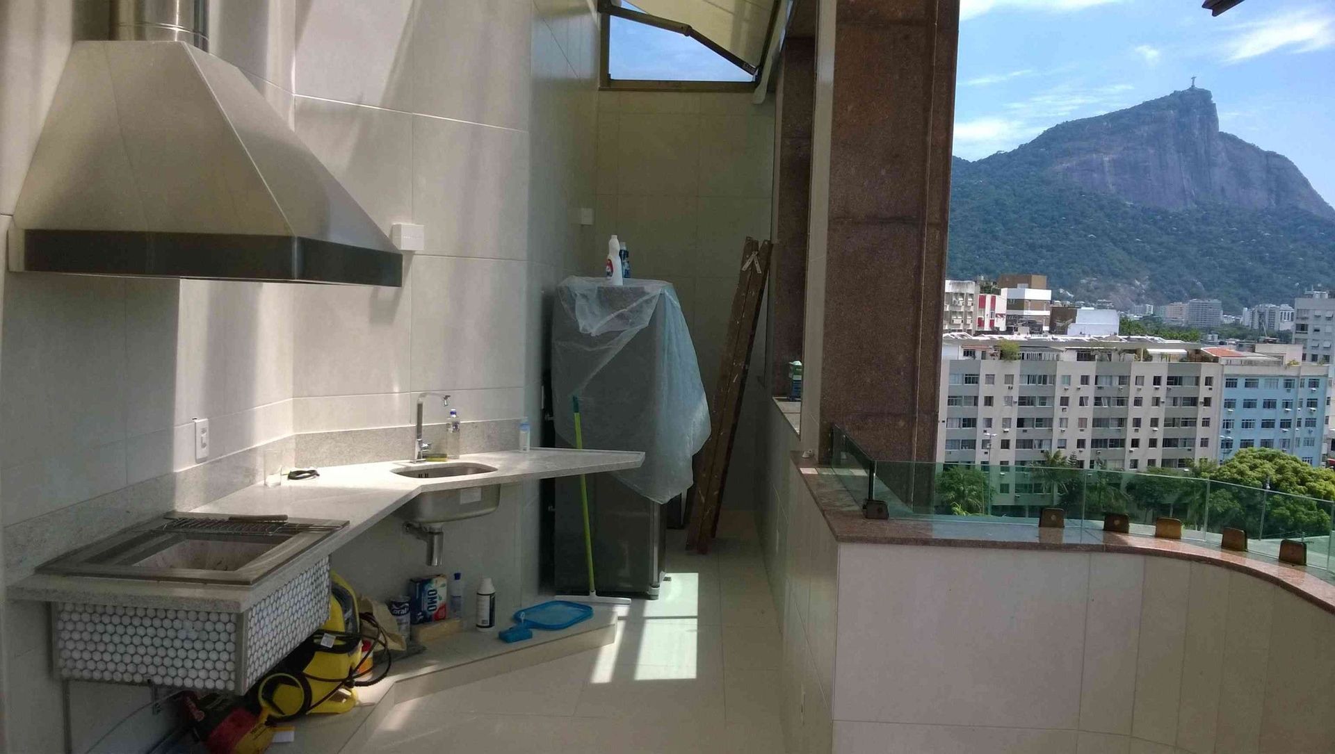 Una cocina con vistas a una ciudad y a una montaña.