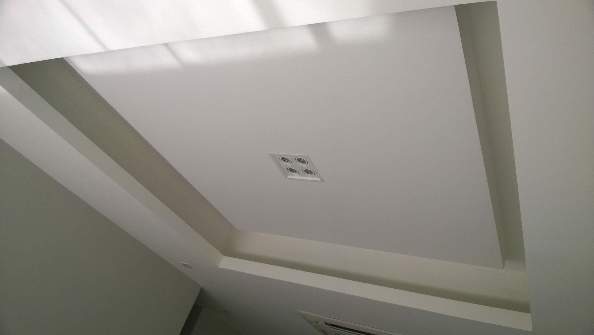 Un techo blanco con un cuadrado en el medio.