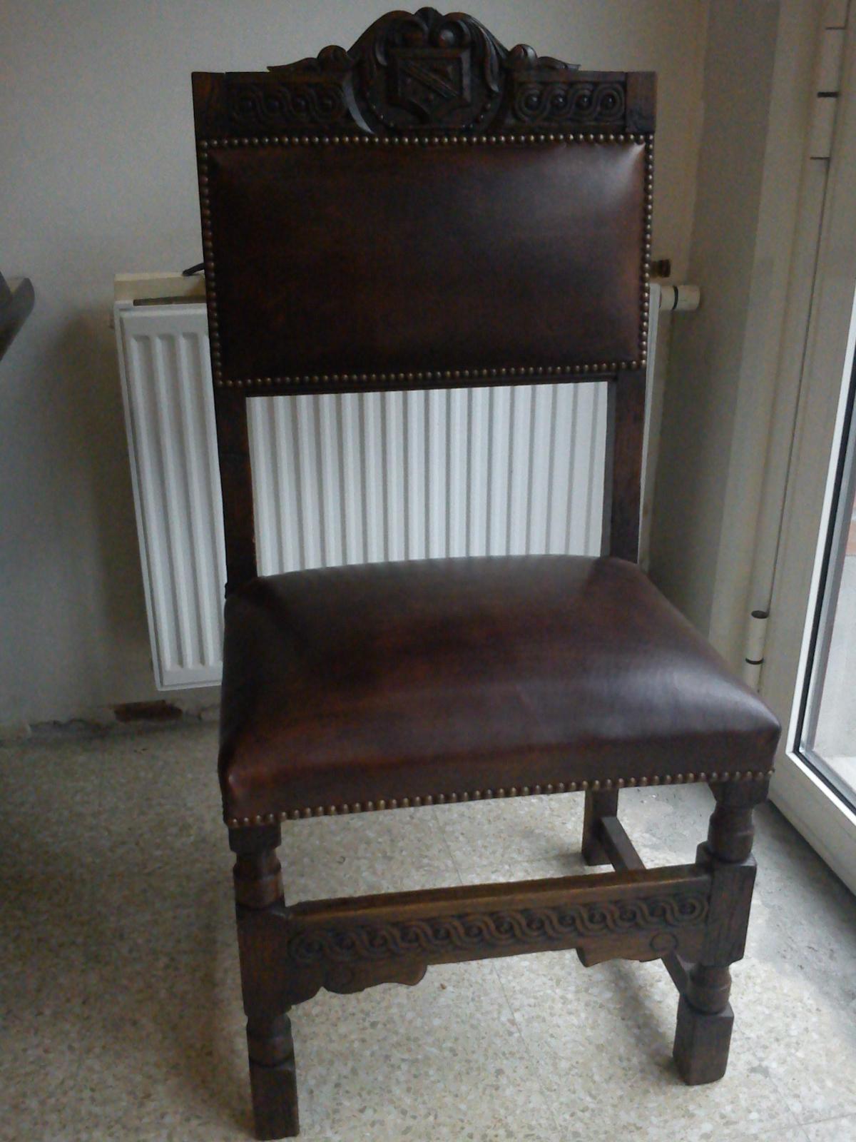 Chaise médiévale en cuir