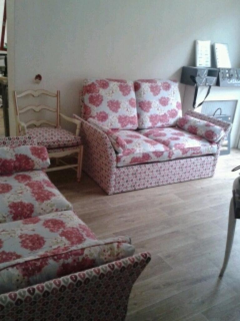 Salon avec canapés et chaises