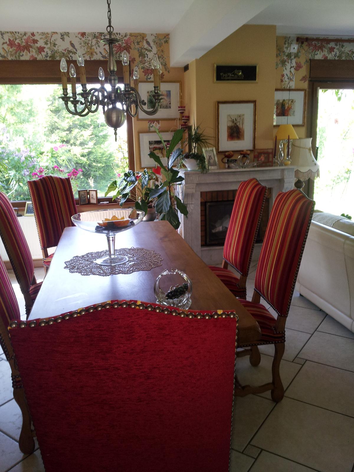 Set de table et chaises dans salle à manger
