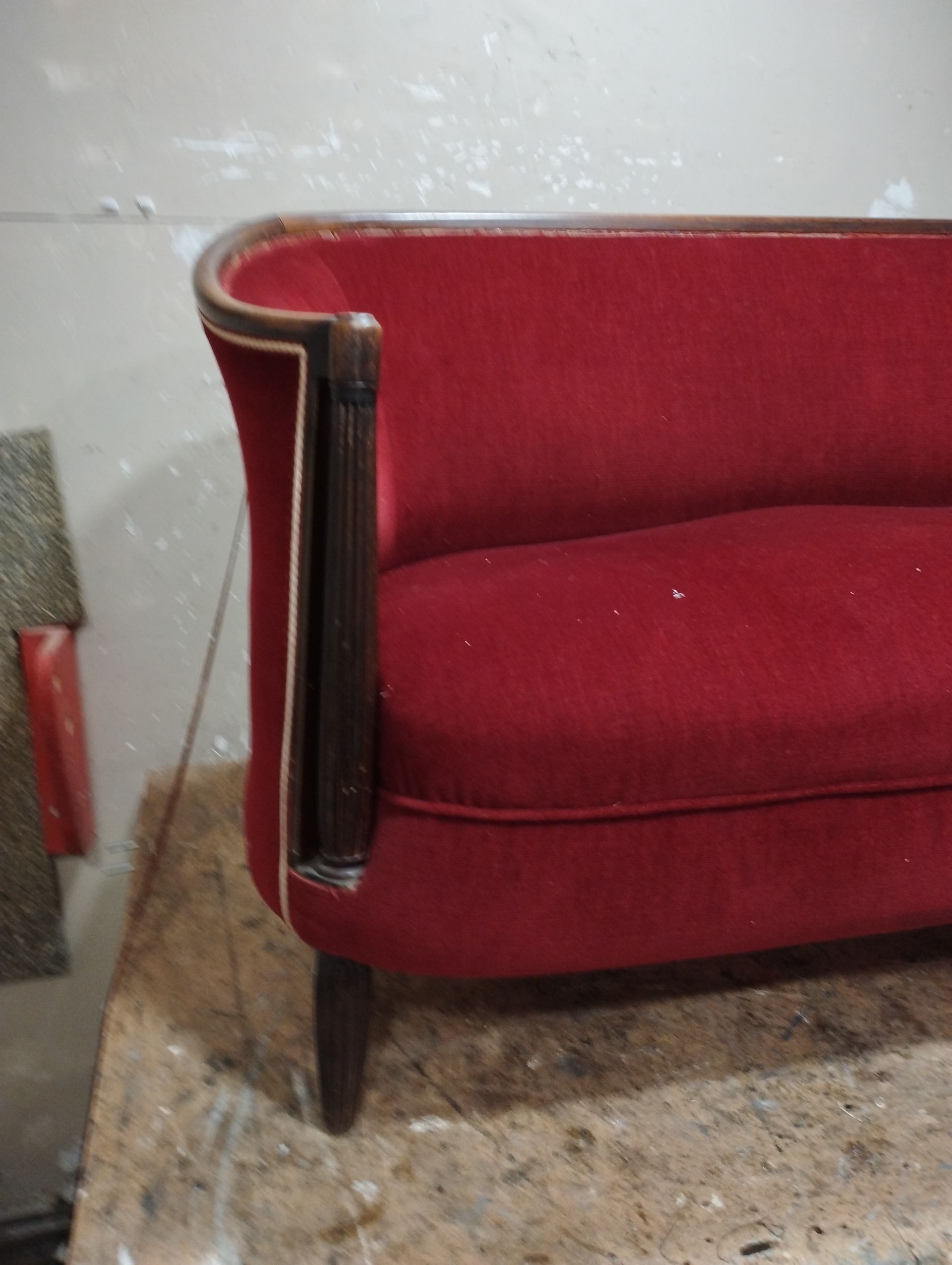 Bout de canapé rouge