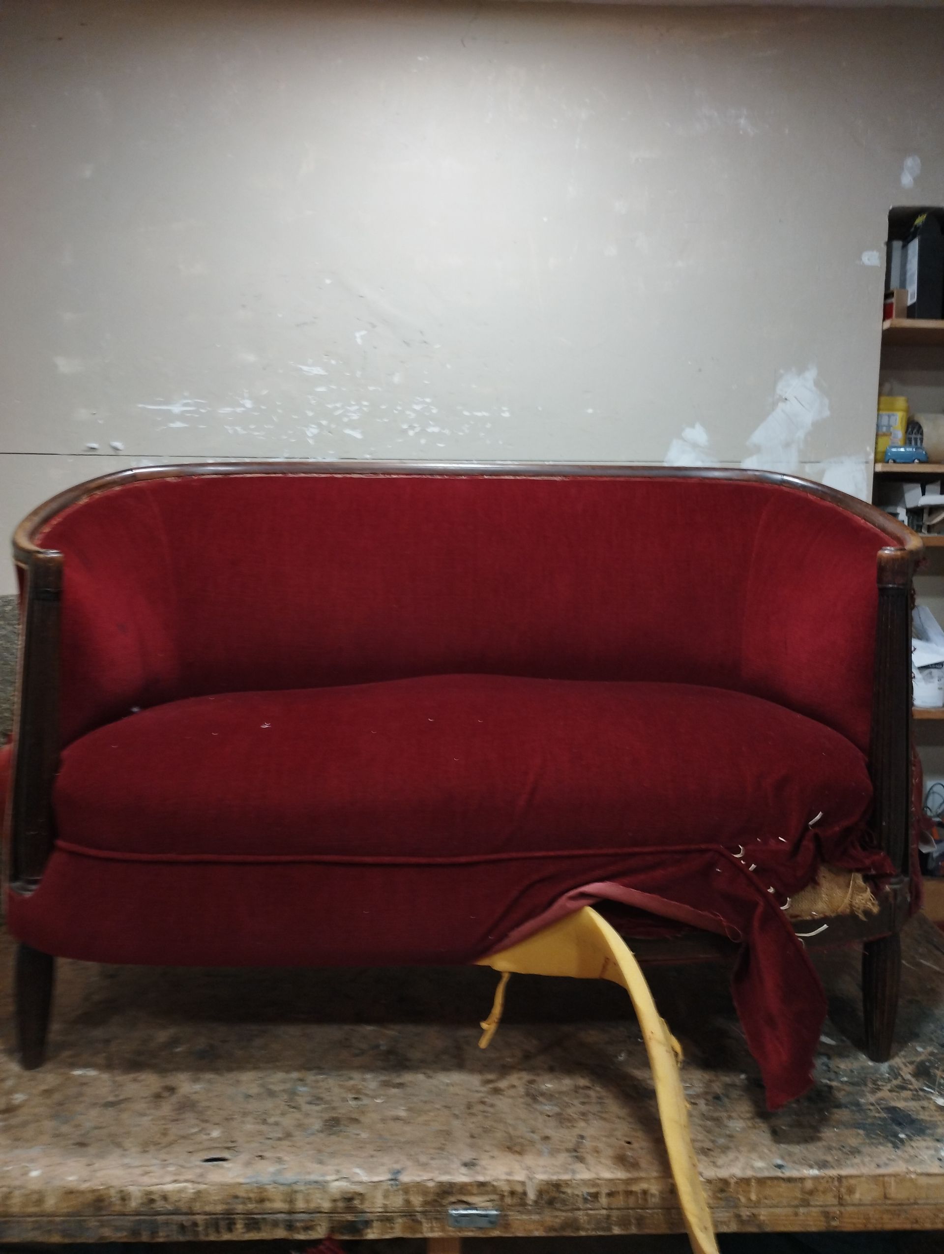 canapé rouge de face