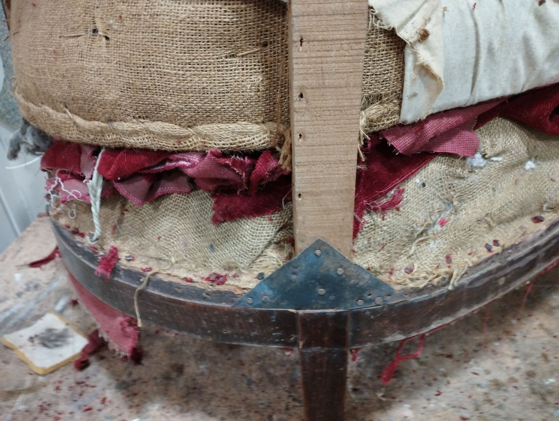 Gros plan sur structure canapé rouge