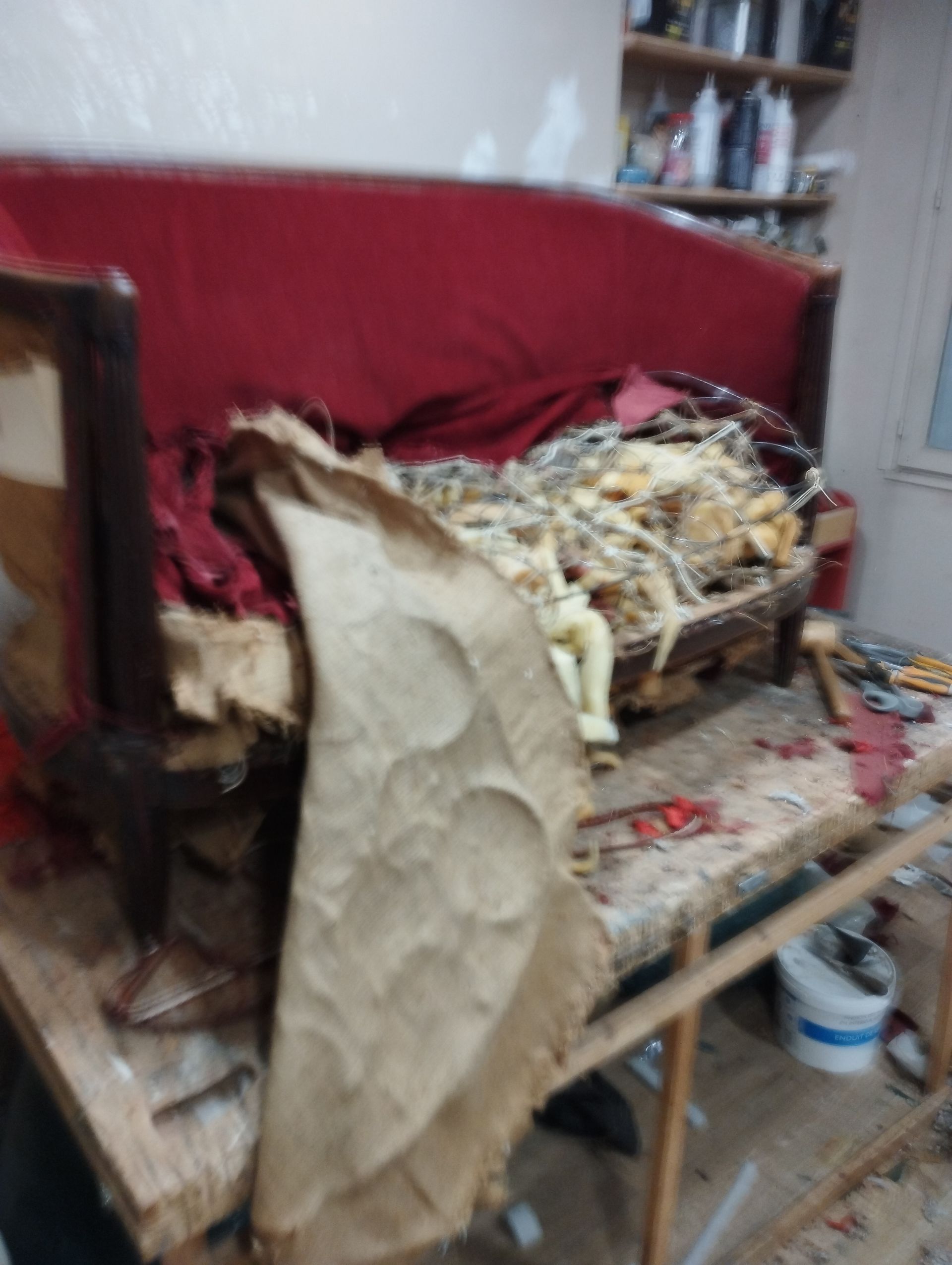 Canapé rouge en train d'être démonté