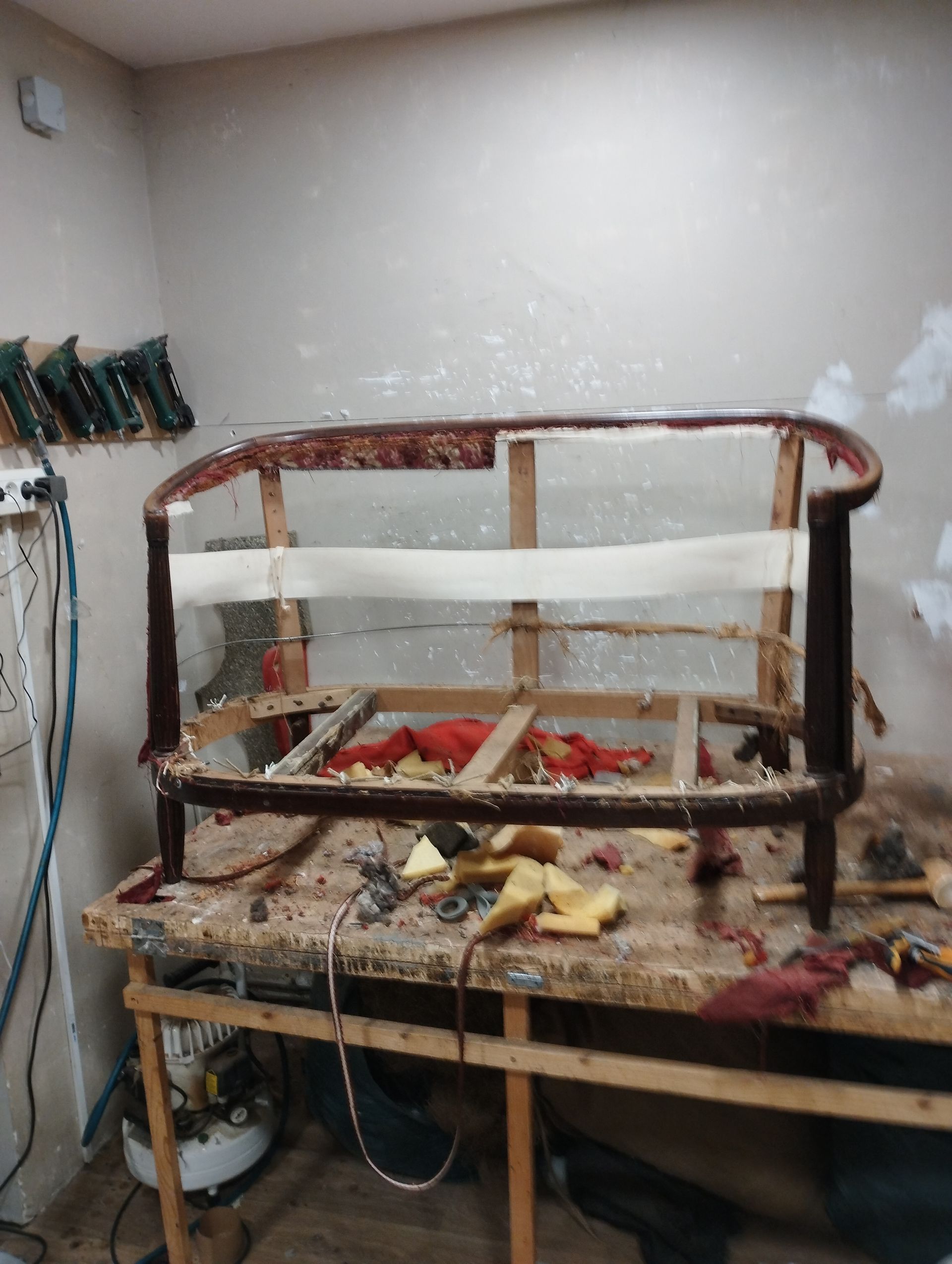 Rénovation structure canapé rouge