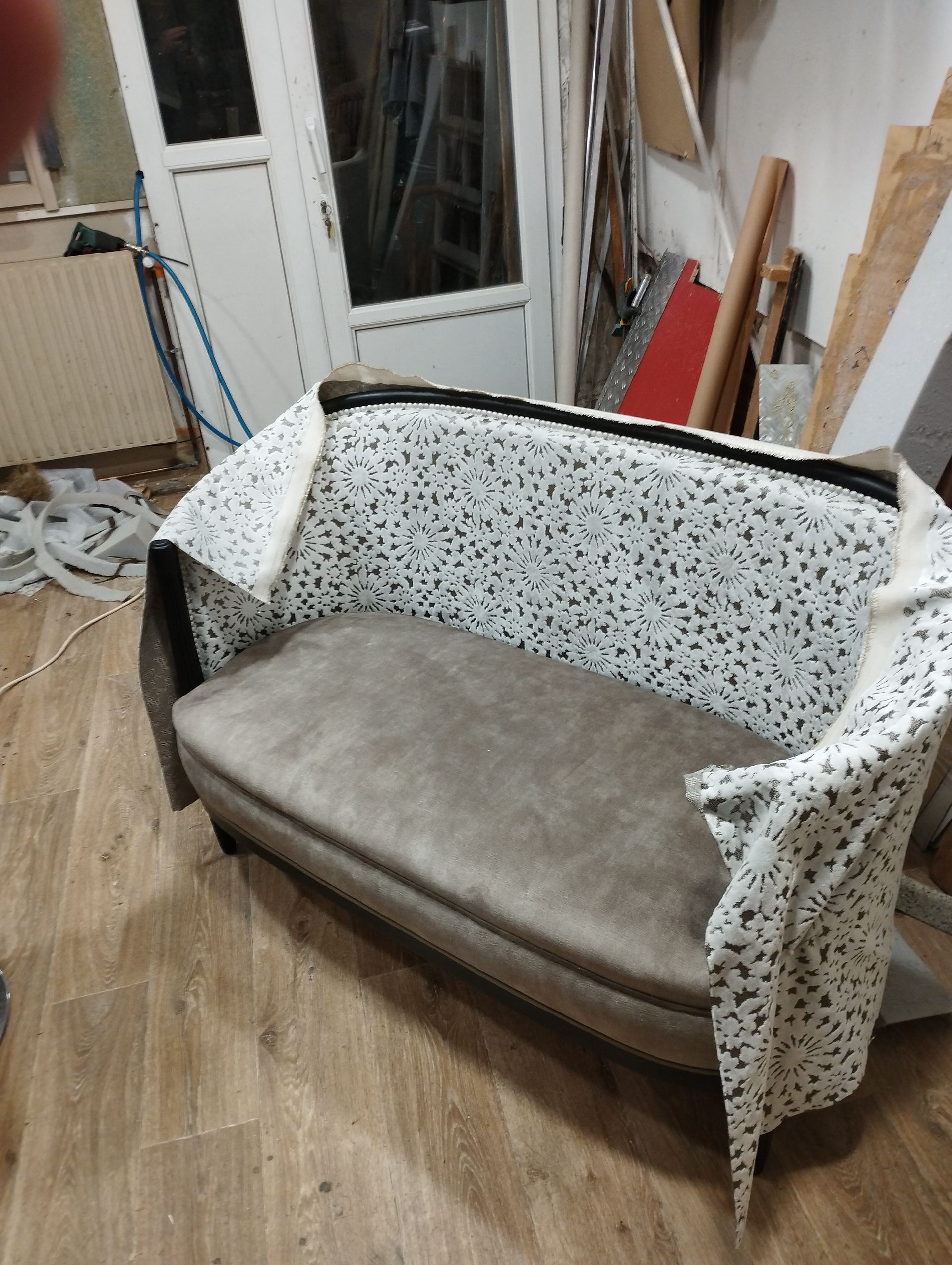 Banquette en train d'être tapissé
