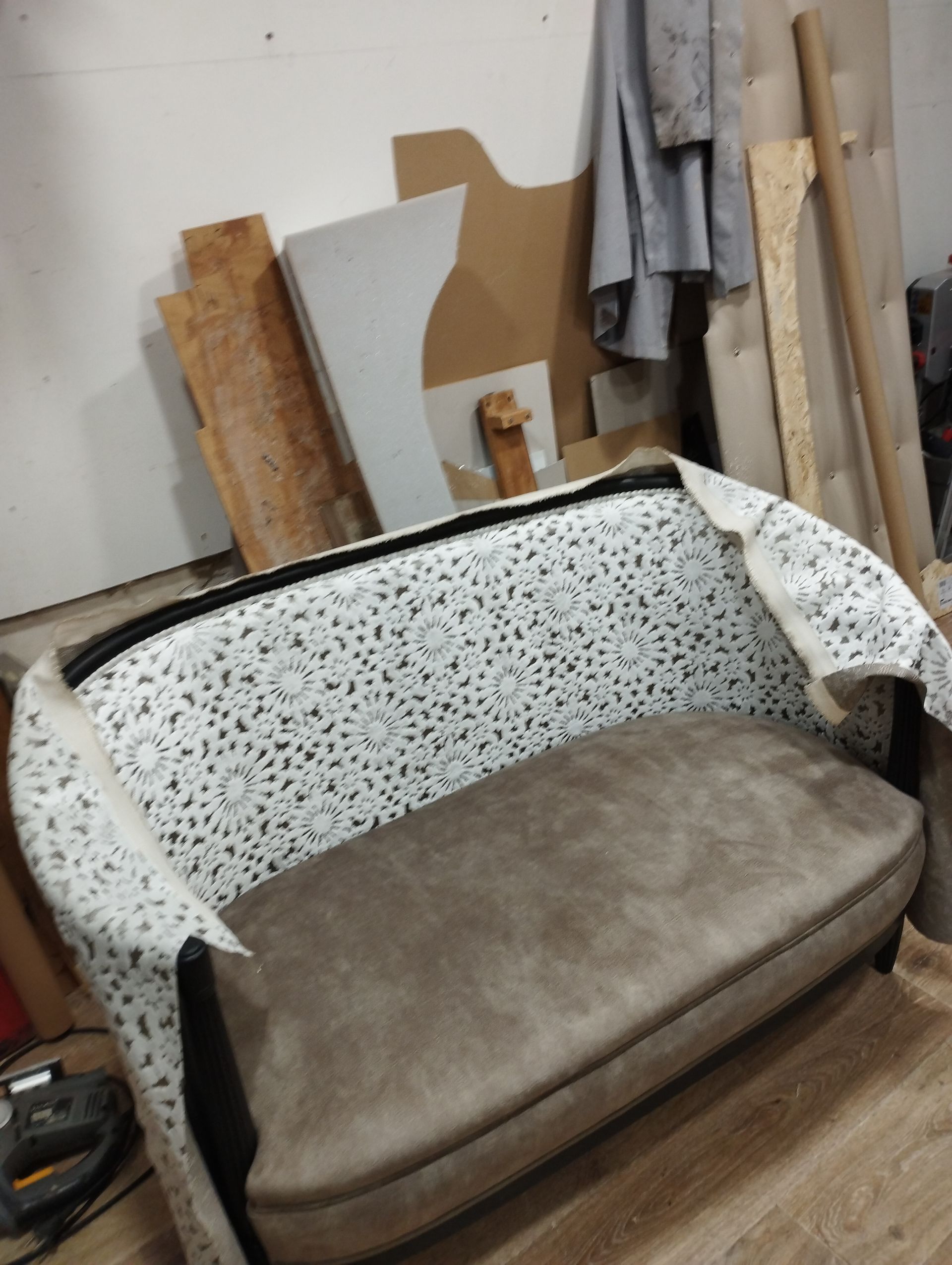 Banquette beige en train d'être tapissé