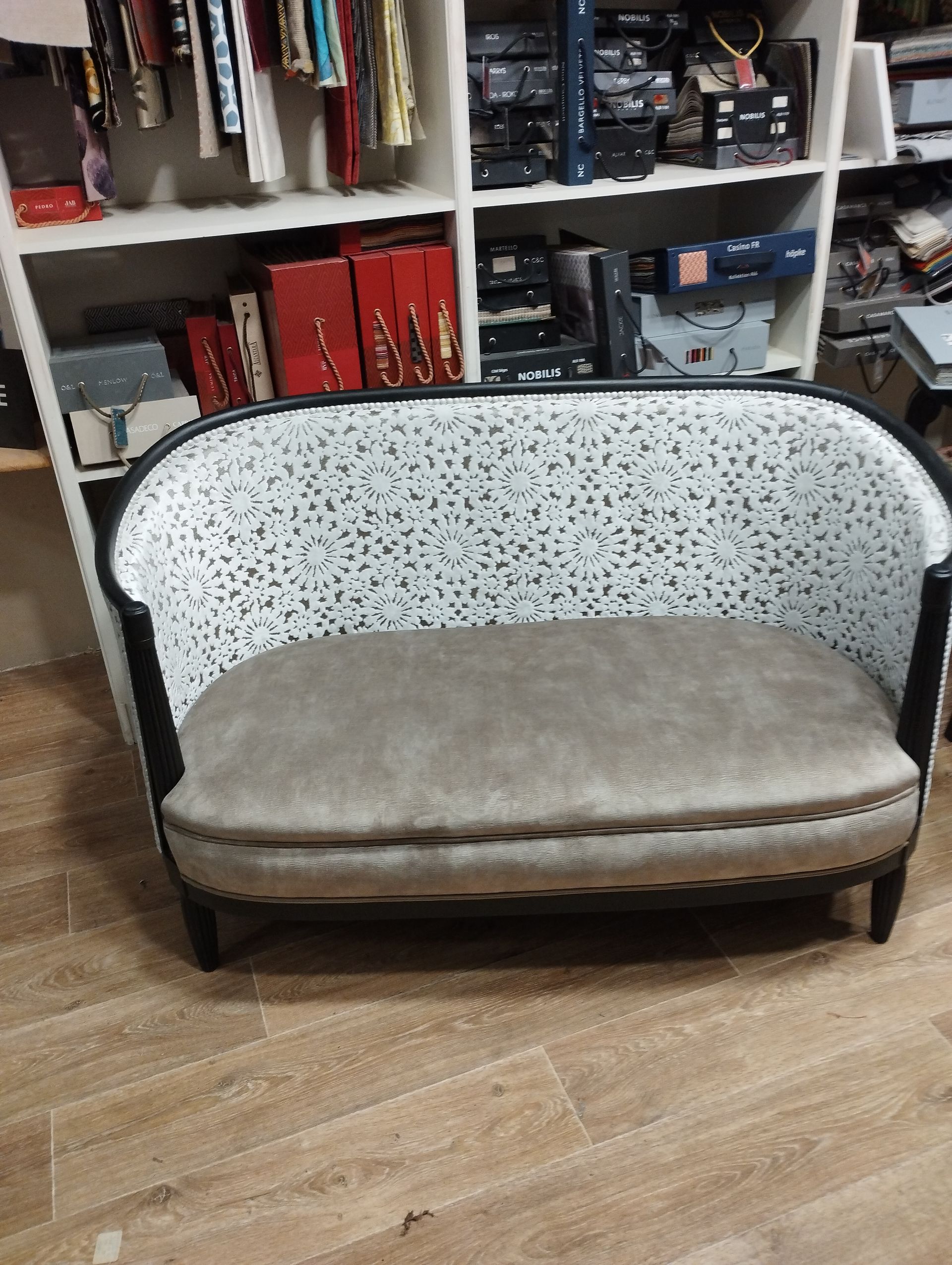 Banquette rénovée beige et de face