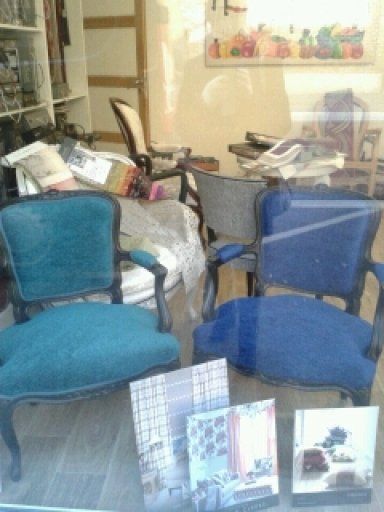 Deux chaises anciennes bleues dans vitrine