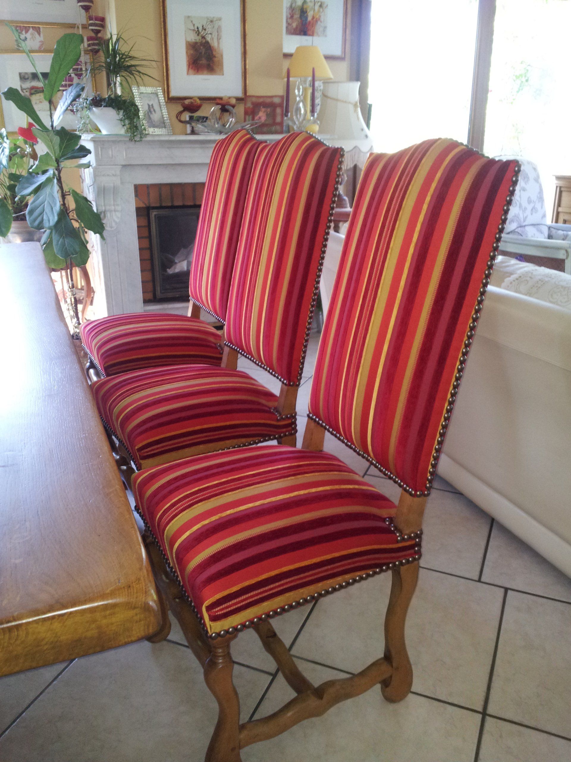 Trois chaises anciennes rayées roses