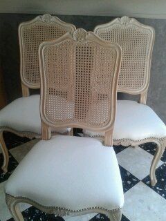 Trois chaises en bois beige avec assise blanche