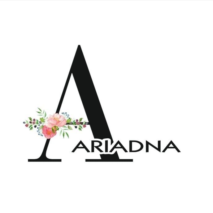 Logotipo de Ariadna con una "A" negra y detalle floral, dentro de un círculo blanco.