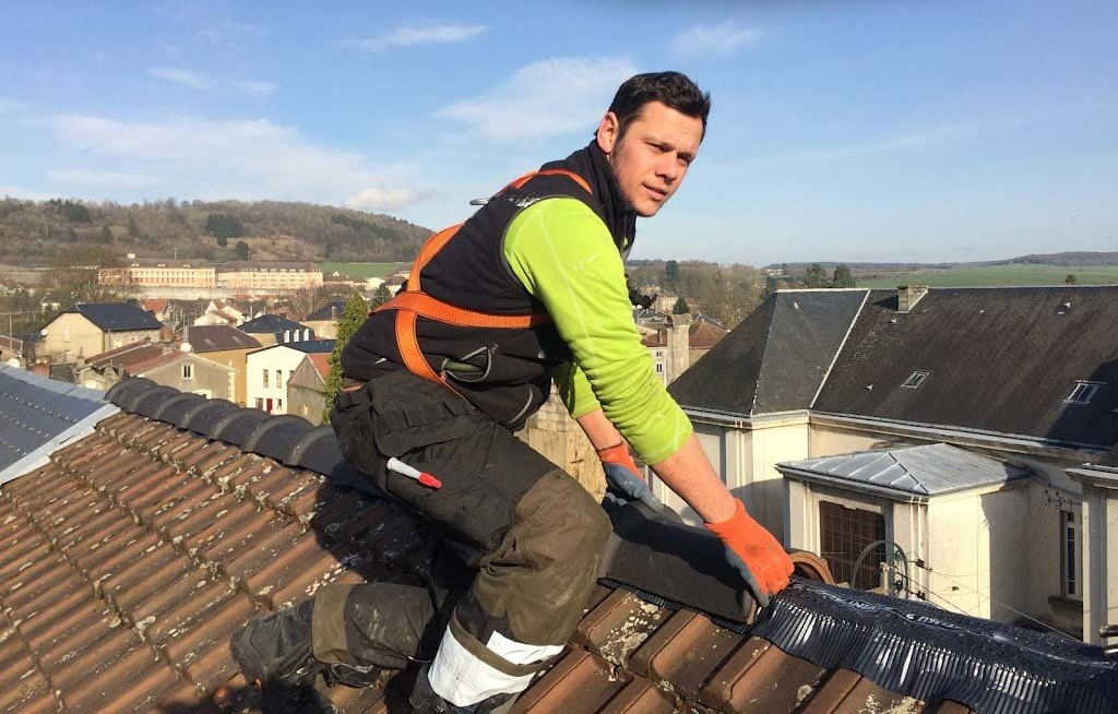 Charpentier sur toit