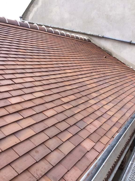 Tuile plate sur maison